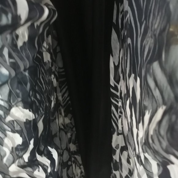 Beautiful Delicate Dress with Sequins - Picture 5 of 10